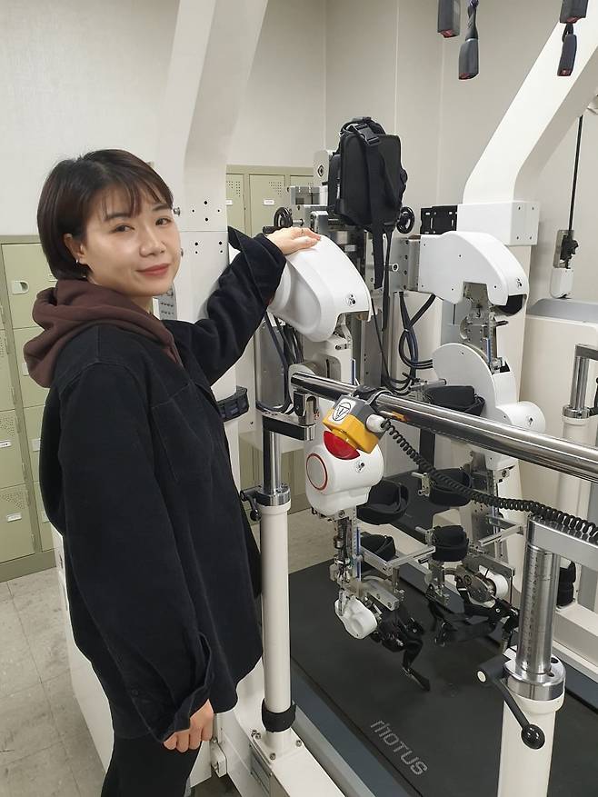 부김은 매니저가 워크봇 언더바 S 옆에서 기능을 설명하고 있다. 윤현주 기자