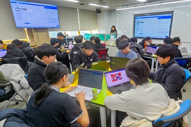 인천광역시 상인천중학교에서 교사 최정원 씨가 올해 겨울방학을 활용해 학생들에게 AICE 주니어 자격증 취득을 위한 AI 수업을 진행하고 있다. 사진=KT 제공