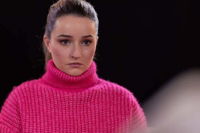 시리즈 마지막 장면에서 주인공이 입은 이 핑크색 스웨터는 실존 인물이 인터뷰에서 입었던 것과 비슷하게 생겼다. 넷플릭스 제공.