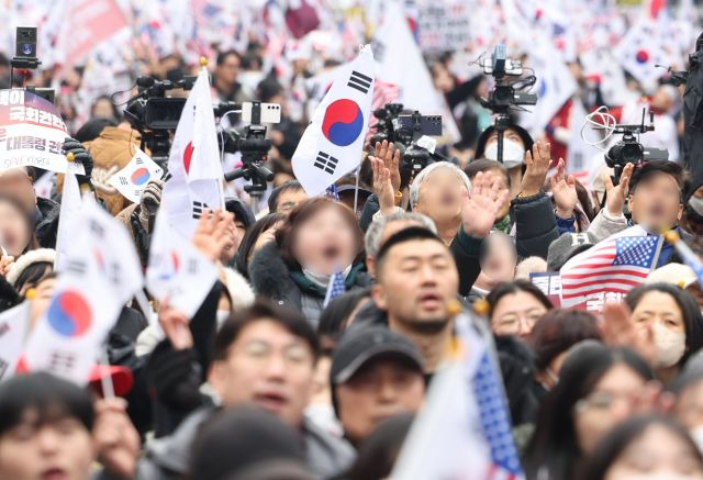 15일 광주 동구 금남로에서 비상계엄으로 탄핵 소추된 윤석열 대통령을 지지하는 집회가 열리고 있다. 연합뉴스