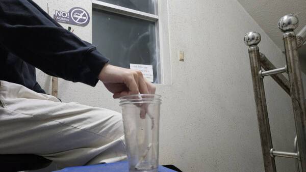 15일 오전 미추홀구 토지금고 한 건물에서 당구를 치러 온 시민이 비상계단에서 흡연을 하고 있다. 장민재기자