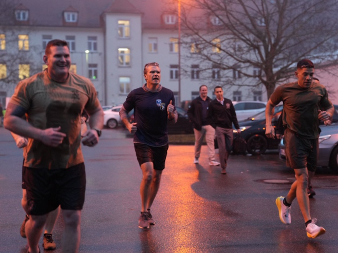 피트 헤그세스 미국 국방장관(가운데)이 지난 11일(현지시간) 독일 출장 중 특수부대원들과 함께 달리기를 하고 있다. [사진 출처=피트 헤그세스 X]