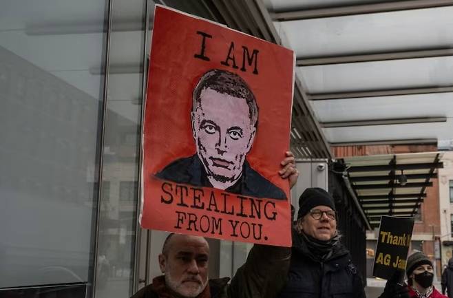 15일(현지시간) 미국 뉴욕의 한 테슬라 매장 밖에서 트럼프 2기 행정부 내 일론 머스크 CEO의 행보를 반대하는 '테슬라 보이콧' 시위가 열렸다. /사진=블룸버그