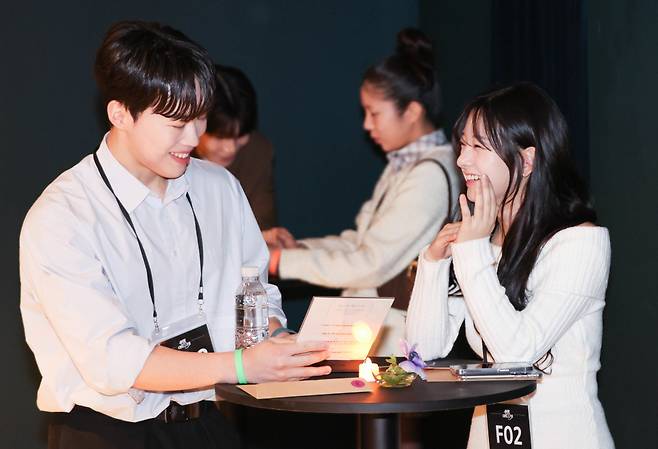 지난 14일 서울 용산구 한화손해보험 한남사옥에서 열린 서울시 ‘설렘, 아트 나잇’ 미혼남녀 만남 사전행사에서 참가 인플루언서들이 1:1 대화 시연을 하고 있다.  /사진=뉴스1