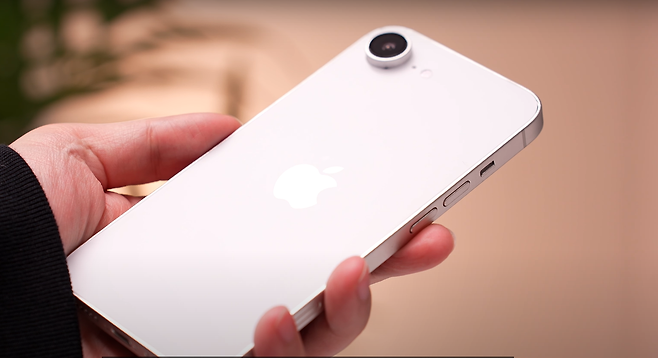 오는 19일 출시 전망되는 ‘아이폰 SE4’ 예상 디자인 [유튜브 채널 ‘더신자’ 캡처]