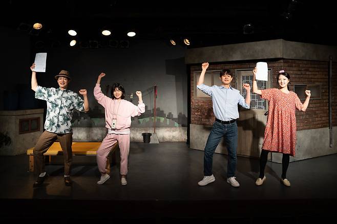 [대구=뉴시스] 연극 '옥탑방 고양이' 공연 모습. (사진=대구 서구문화회관 제공) 2025.02.16. photo@newsis.com *재판매 및 DB 금지