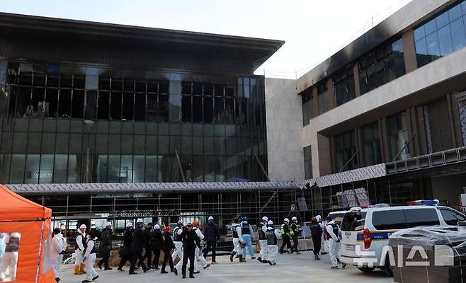 [부산=뉴시스] 하경민 기자 = 부산경찰청, 부산소방재난본부, 국립과학수사연구원, 국립재난안전원 등이 16일 부산 기장군 반얀트리 해운대 부산 리조트 신축 공사장 화재현장에서 화재원인을 밝히기 위한 합동감식을 벌이고 있다. 이 곳에서는 지난 14일 오전 10시51분께 불이 나 작업자 6명이 사망하고, 1명이 경상을 입었다. 2025.02.16. yulnetphoto@newsis.com