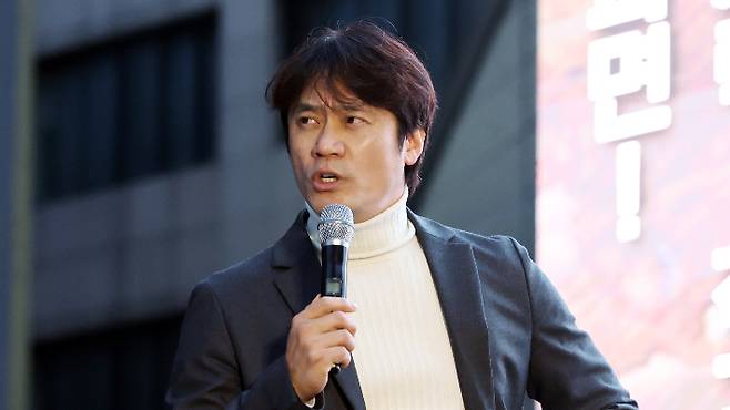 15일 오후 광주 동구 금남로에서 열린 윤석열 대통령 탄핵을 촉구하는 '광주시민총궐기대회'에서 유명 한국사 강사 황현필 씨가 발언하고 있다. 연합뉴스