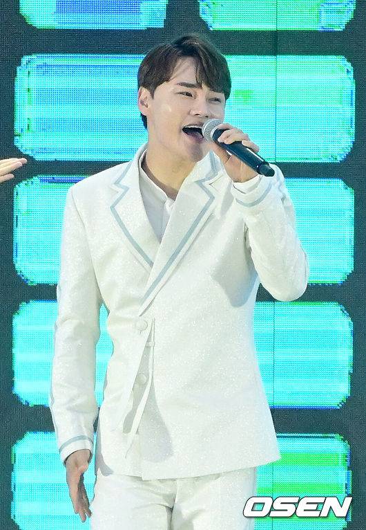 [OSEN=김성락 기자] 28일 오후 부산 연제구 아시아드 보조경기장에서 ‘제29회 드림콘서트-트롯’ 행사가 열렸다.이번 ‘드림콘서트’는 김호중부터 진성, 김용임, 송가인, 영탁, 최백호, 한혜진, 정동원, 김희재, 박서진, 금잔디, 홍자, 양지은, 박군, 나태주, 정다경, 조명섭, 은가은, 전유진, 양지원, 김민희, 정미애, 황민우, 황민호, 윙크, 서지오, 조정민, 별사랑, 강혜연, 풍금, 신인선, 영기, 현진우, 남승민, 윤태화, 황우림, 윤서령, 소유미, 신미래, 성리, 장송호, 강예슬, 오유진, 이하준, 고정우, 이수호, 강재수, 하이량, 허찬미, 이대원, 박세욱, 금윤아 등 국내 최정상 트로트 가수들이 참여한다.가수 박서진이 멋진 공연을 펼치고 있다. 2023.05.28 /ksl0919@osen.co.kr