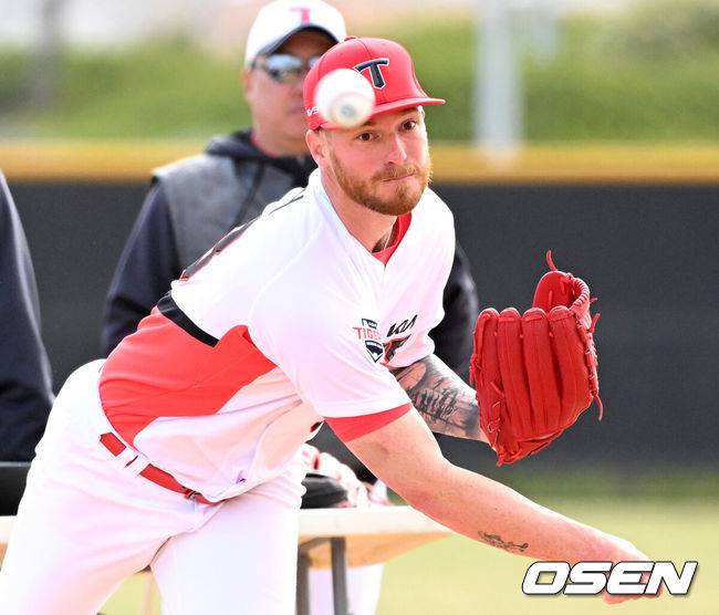 [OSEN=어바인(미국), 이대선 기자] 12일(한국시간) 미국 캘리포니아주 어바인 그레이트파크 베이스볼 컴플렉스에서 KIA 타이거즈의 1차 스프링캠프가 진행됐다.KIA 선수단은 오는 18일 미국에서 출발해 19일 인천으로 입국한 뒤 20일에 일본 오키나와로 건너가 21일부터 3월 4일까지 킨 구장에서 본격적인 실전을 치른다.KIA 아담 올러가 불펜 피칭을 하고 있다. 2025.02.12 / sunday@osen.co.kr