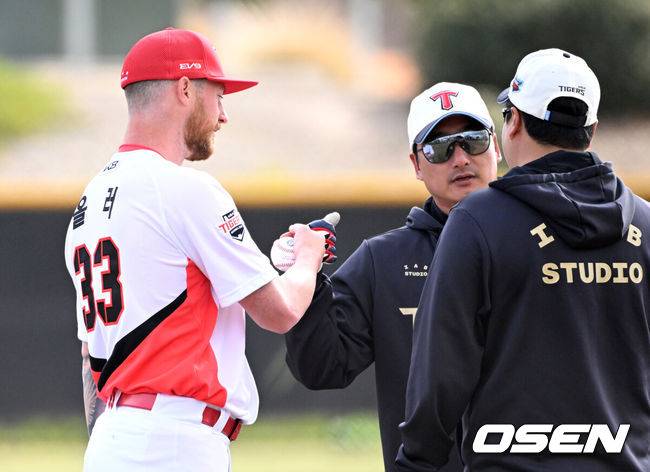 [OSEN=어바인(미국), 이대선 기자] 12일(한국시간) 미국 캘리포니아주 어바인 그레이트파크 베이스볼 컴플렉스에서 KIA 타이거즈의 1차 스프링캠프가 진행됐다.KIA 선수단은 오는 18일 미국에서 출발해 19일 인천으로 입국한 뒤 20일에 일본 오키나와로 건너가 21일부터 3월 4일까지 킨 구장에서 본격적인 실전을 치른다.KIA 아담 올러가 불펜 피칭을 마치고 정재훈 코치와 하이파이브를 나누고 있다. 2025.02.12 / sunday@osen.co.kr