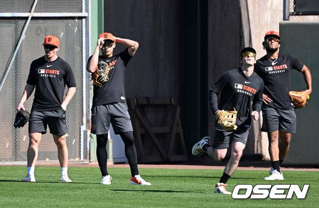 [OSEN=애리조나(미국), 이대선 기자] 16일(한국시간) 미국 애리조나주 스코츠데일 스타디움에서 2025 메이저리그 샌프란시스코 자이언츠의 스프링캠프가 진행됐다.샌프란시스코는 오는 23일 텍사스 레인저스와의 시범경기를 시작으로 2025시즌 준비에 돌입한다. 8개월 가량 재활을 마친 이정후는 이제 메이저리그 데뷔 2년차 시즌을 준비한다. 샌프란시스코 자이언츠 이정후가 동료들과 수비 훈련을 하고 있다. 2025.02.15 / sunday@osen.co.kr