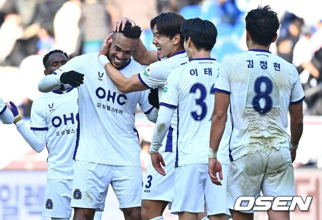 [OSEN=울산, 이석우 기자] 16일 울산 문수축구경기장에서 하나은행 K리그1 2025 울산 HD와 FC 안양의 경기가 열렸다.  디펜딩 챔피언 울산 HD와 무려 11년 만에 K리그1 무대로 진출한 FC 안양이 드디어 맞붙는다! 챔피언의 자존심과 승격팀의 패기, 과연 이 대결의 승자는 누가 될 것인지 궁금하다.FC안양 모따가 후반 추가시간에 골을 넣고 승리한 후 기쁨을 나누고 있다. 2025.02.16 / foto0307@osen.co.kr