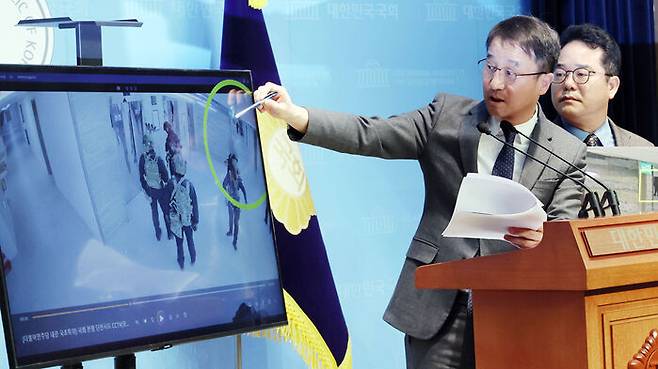 더불어민주당 소속 '윤석열 정부의 비상계엄 선포를 통한 내란 혐의 진상규명 국정조사특별위원회' 위원들이 비상계엄 당시 계엄군의 국회 단전 조치 모습이 담긴 CCTV 영상을 공개했다 (사진=연합뉴스)