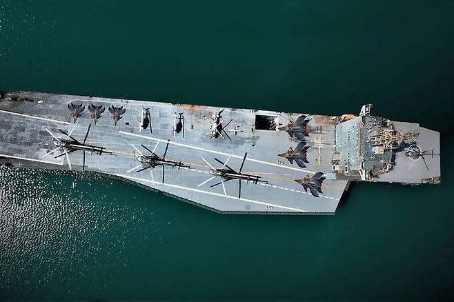 이란이 만든 드론 항모 샤히드 바게리함이 헬기와 무인기를 비행갑판에 탑재한 채 항해하고 있다. AFP 통신
