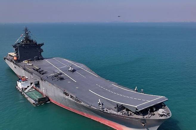 이란이 만든 드론 항모 샤히드 바게리함이 헬기와 무인기를 비행갑판에 탑재한 채 바다에 머물고 있다. AFP 통신