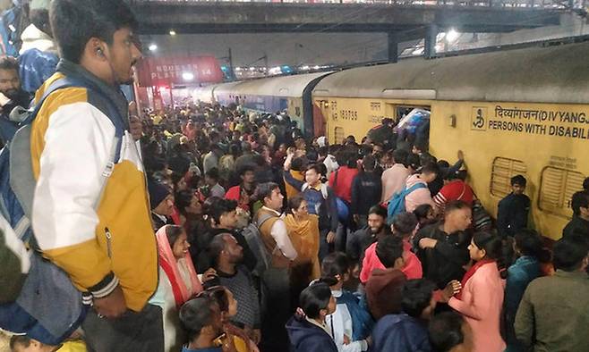 인도의 수도 뉴델리 역에서 15일 북부 축제에 가기 위해 수천 명이 열차에 타기위해 밀려들면서 압사 사고로 15명이 숨졌다. AP뉴시스