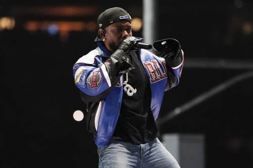 미국프로풋볼(NFL) 결승전 슈퍼볼 하프타임쇼에서 공연을 펼치는 켄드릭 라마. AP=뉴시스