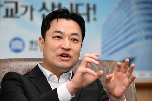 지난 12일 서울 서초구 한국교총에서 서울경제신문과 인터뷰를 가진 강주호 한국교원단체총연합회 신임 회장이 교총 운영 방안 등에 대해 설명하고 있다. 조태형 기자