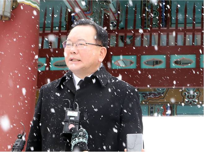 김부겸 전 국무총리가 2월 7일 광주 북구 국립 5·18 민주묘지 참배에 앞서 인터뷰하고 있다. [뉴스1]