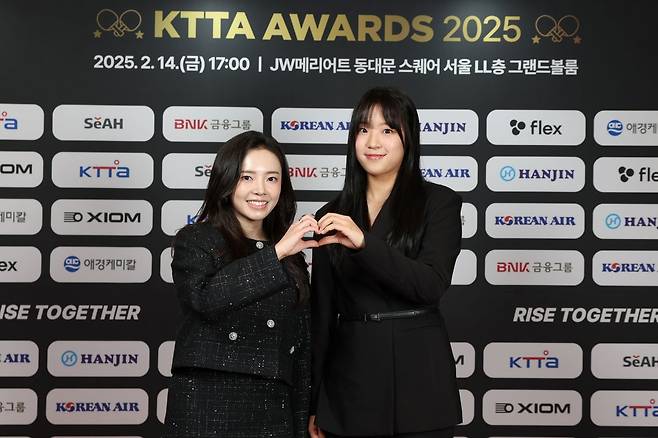 전지희(왼쪽)가 14일 서울 JW메리어트 동대문스퀘어에서 열린 은퇴 기자회견에서 여자복식 파트너 신유빈과 기념촬영을 하고 있다. 2008년 중국을 떠나 한국 땅을 밟은 그는 지난해 8월 2024파리올림픽에서 염원했던 메달을 거머쥔 덕분에 웃으면서 라켓을 내려놓았다. 사진제공｜대한탁구협회