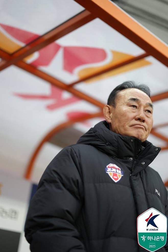 제주 김학범 감독은 15일 제주월드컵경기장에서 벌어진 서울과 ‘하나은행 K리그1 2025’ 개막전 홈경기에서 2-0으로 승리한 뒤 “한시름 덜었다”고 밝혔다. 전력상 불안요소가 많지만, 선수들의 절실함을 앞세워 승리를 거머쥐었기 때문이다. 사진제공｜한국프로축구연맹