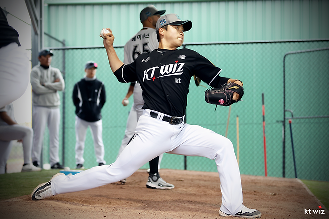 KT 박영현이 호주 질롱 베이스볼센터에서 불펜 투구를 하고 있다. KT 위즈 제공