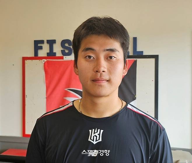 KT 박영현이 호주 질롱 베이스볼센터에서 새 시즌 포부를 밝히고 있다.