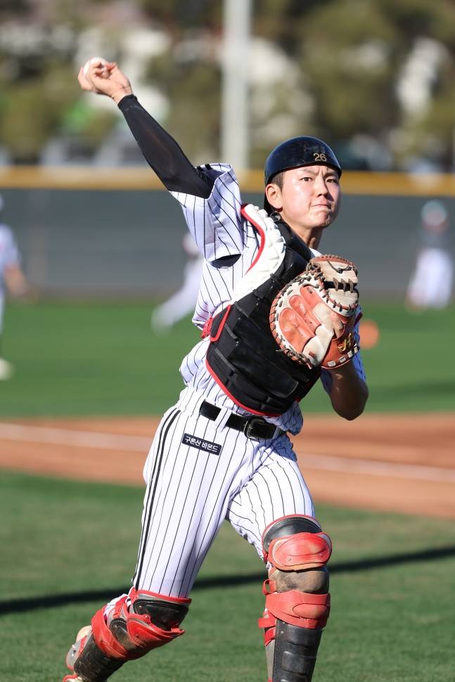 LG 이주헌이 최근 미국 애리조나주 스코츠데일 인디언스쿨파크 야구장에서 진행 중인 2025 LG 스프링캠프에서 포수 훈련을 하고 있다. /사진=LG 트윈스 제공