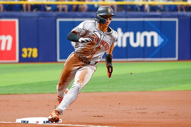 메이저리그 공식 홈페이지 MLB.com이 이정후가 샌프란시스코의 수비력 강화에 큰 힘이 될 것으로 내다봤다. 매체는 포수 패트릭 베일리, 내야수 윌리 아다메스 못지않게 이정후가 건강한 몸 상태로 뛴다면 팀에 긍정적인 변화를 가져올 것으로 예상했다. AFP 연합뉴스