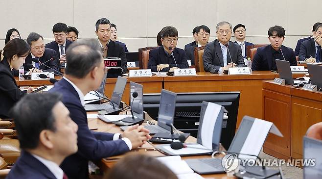 질의에 답변하는 김민수 대한의사협회 정책이사 (서울=연합뉴스) 김주형 기자 = 14일 국회 보건복지위원회에서 열린 의료인력 수급추계기구 법제화를 위한 공청회에서 김민수 대한의사협회 정책이사(오른쪽)이 의원 질의에 답변하고 있다. 2025.2.14 kjhpress@yna.co.kr