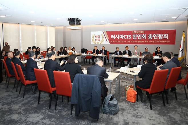 '2025 세계한인회장대회' 안건 토의 및 지원 방향 논의하는 러·CIS지역 한인회장들 (트빌리시[조지아]=연합뉴스) 성도현 기자 = 러시아·CIS한인회총연합회가 15일(현지시간) 조지아 풀만 트빌리시 악시스 타워스 호텔에서 연 '광복 80주년 러시아-CIS 재외동포 콘퍼런스'에서 한인회장 등이 올해 세계한인회장대회 안건을 토의하고, 지원 방향 등을 논의하고 있다. 2025.2.16 raphael@yna.co.kr