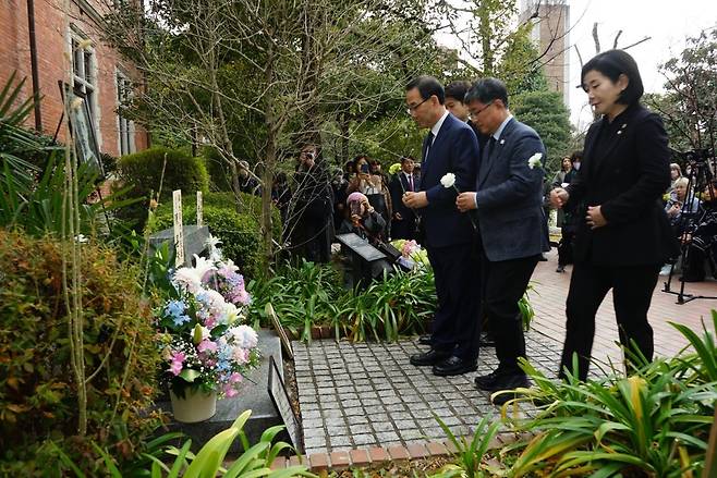 윤동주 시인 도시샤대 시비 건립 30주년 추도식    (도쿄=연합뉴스) 한일의원연맹 회장인 주호영 국민의힘 의원 등 일부 여야 의원이 16일 도시샤대 교내에 세워진 윤동주 시인 시비 앞에 헌화하고 있다. 2025.2.16.[주오사카총영사관 제공]