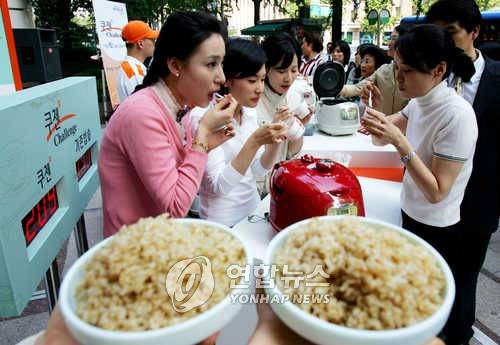 현미밥 시식 연합뉴스 자료사진