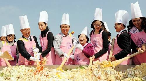 "개성인삼밥 드세요" (파주=연합뉴스) 16~17일 경기도 파주시 임진각 광장에서 열린 개성인삼축제에서 참석자들이 개성인삼밥을 비비고 있다. 개성인삼축제에는 이틀간 75만명이 방문한 것으로 집계됐다. <<파주시 제공>> 2010.10.17 kyoon@yna.co.kr (끝)