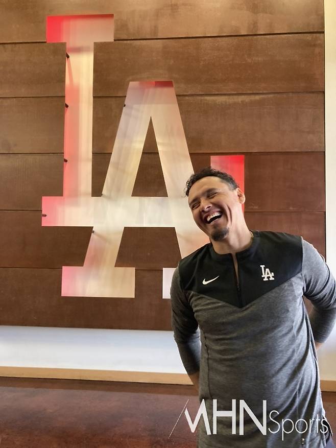 (루이스 크루즈가 지난 주말 다저스 스프링캠프 클럽하우스에서 MHN스포츠와 인터뷰 중 환하게 웃고 있다)