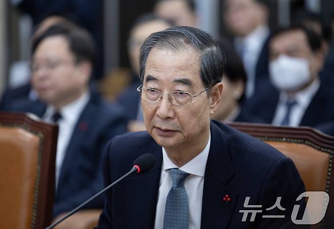 한덕수 국무총리가 15일 오전 서울 여의도 국회에서 열린 윤석열 정부의 비상계엄 선포를 통한 내란 혐의 진상규명 국정조사특별위원회에서 의원 질문에 답변하고 있다. 2025.1.15/뉴스1 ⓒ News1 이재명 기자