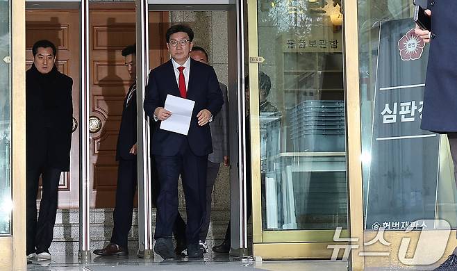 권성동 국민의힘 원내대표가 4선 이상 중진 의원, 국회 법제사법위원회 소속 의원들과 6일 서울 종로구 헌법재판소 항의 방문을 마친 뒤 헌재를 나서고 있다. 2025.1.6/뉴스1 ⓒ News1 박지혜 기자