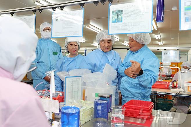 송기섭 충북 진천군수가 투자유치 기업을 찾아 시설을 둘러보고 있다./뉴스1 ⓒ News1 이성기 기자