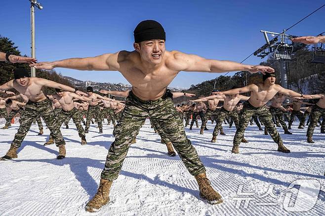 해병대 수색대대 장병들이 영하의 날씨와 강설을 극복하며, 강인한 체력과 해병대정신을 함양하기 위한 체력단련(PT, 구보)을 실시하고 있다. (해병대사령부 제공. 재판매 및 DB 금지) 2025.2.12/뉴스1