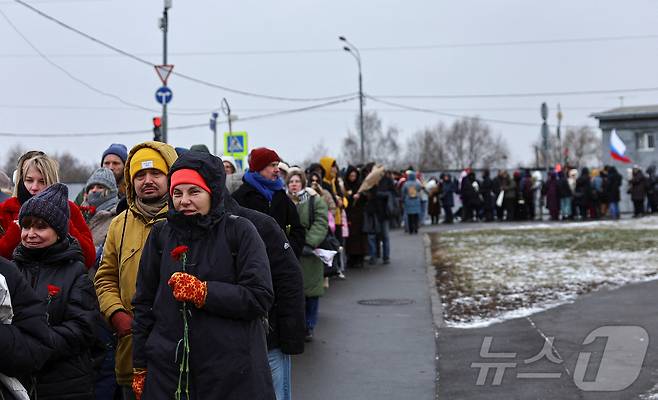 16일(현지시간) 러시아 모스크바 보리솝스코예 묘지에 있는 알렉세이 나발니의 묘지에서 시민들이 나발니 사망1주기를 추모하고 있다. ⓒ 로이터=뉴스1