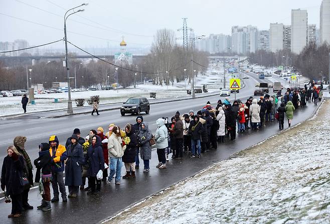 16일(현지시간) 러시아 모스크바 보리솝스코예 묘지에 있는 알렉세이 나발니의 묘지에서 시민들이 나발니 사망1주기를 추모하고 있다. ⓒ 로이터=뉴스1