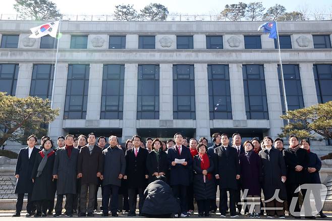 국민의힘 의원들이 17일 서울 종로구 헌법재판소 앞에서 윤석열 대통령 최소한 방어권 보장 촉구 및 불공정성 규탄과 관련해 헌법재판소 사무처장을 면담하기에 앞서 기자회견을 하고 있다. (공동취재) 2025.2.17/뉴스1 ⓒ News1 김성진 기자
