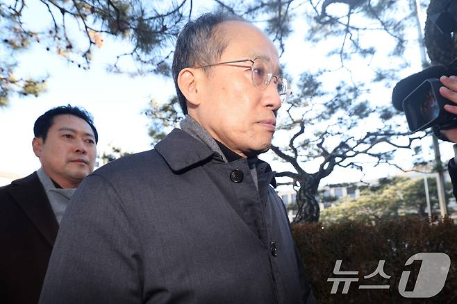 추경호 국민의힘 전 원내대표가 17일 서울 종로구 헌법재판소에서 헌법재판소 사무처장을 면담하기 위해 이동하고 있다. (공동취재) 2025.2.17/뉴스1 ⓒ News1 김성진 기자