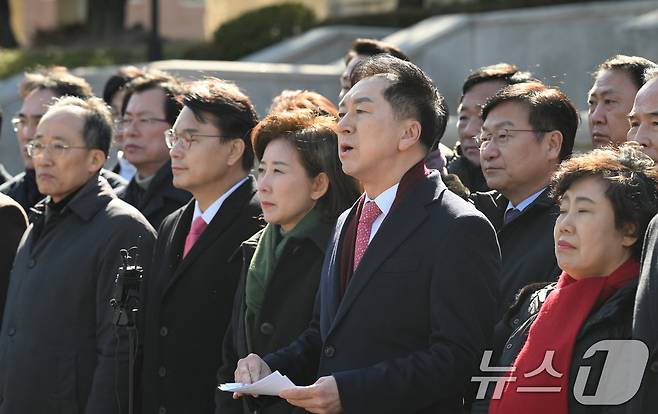 17일 서울 종로구 헌법재판소 앞에서 김기현, 나경원, 윤상현 국민의힘 의원을 비롯한 여당 의원들이 윤석열 대통령 최소한 방어권 보장 촉구 및 불공정성 규탄과 관련해 헌법재판소 사무처장을 면담하기에 앞서 기자회견을 하고 있다. (공동취재) 2025.2.17/뉴스1 ⓒ News1 김성진 기자