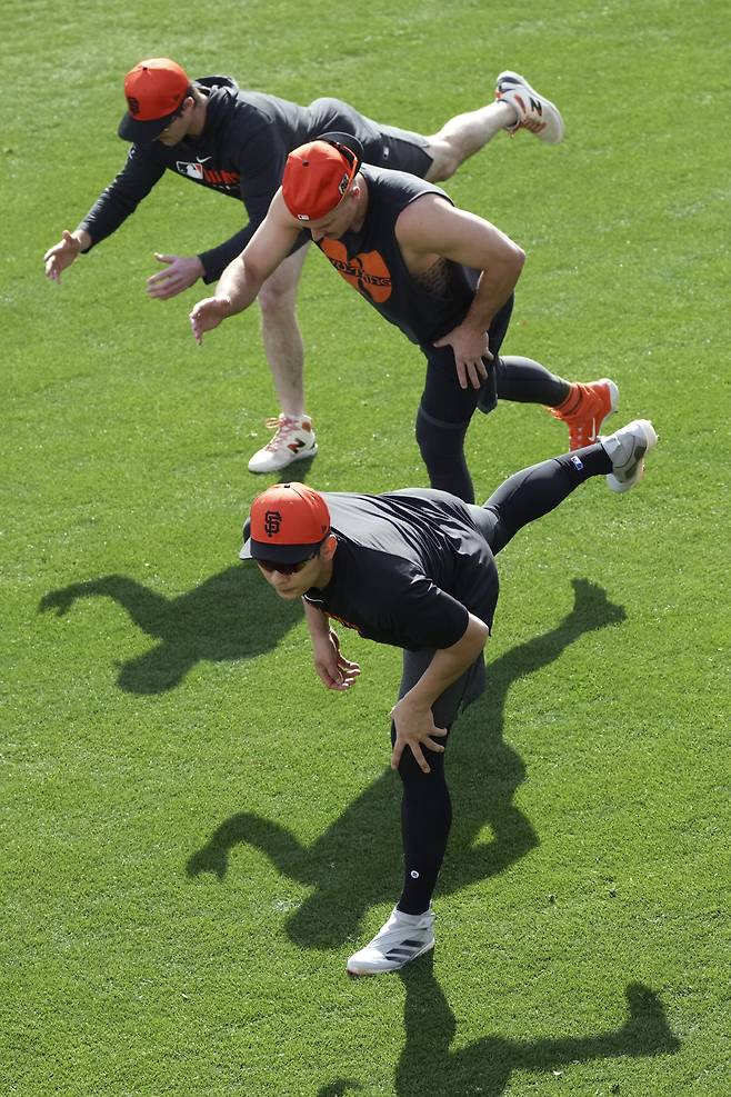 이정후가 외야에서 맷 채프먼, 마이크 야스트렘스키와 스트레칭을 하고 있다. AP연합뉴스