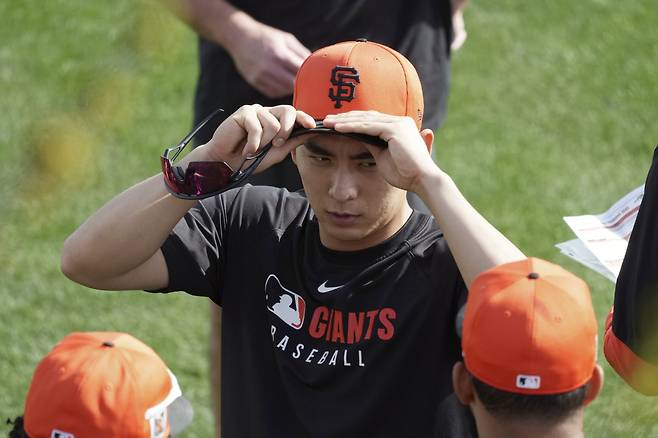 센프란시스코 자이언츠 이정후가 웜업 도중 모자를 고쳐 쓰고 있다. AP연합뉴스