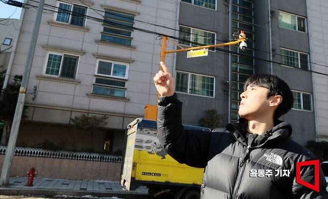 조성원 송파경찰서 실종수사팀 경장이 방범 CCTV를 통해 실종 아동 동선을 파악하고 있다. 2025. 02. 13 윤동주 기자