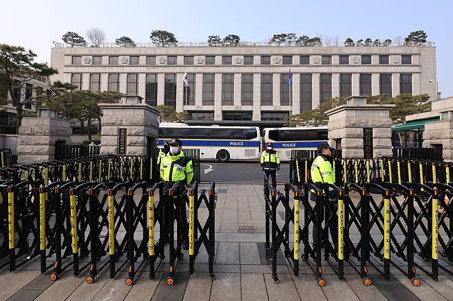 16일 서울 종로구 헌법재판소 앞에 경찰들이 근무하고 있다./연합뉴스