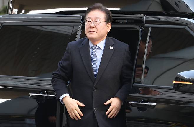 더불어민주당 이재명 대표가 14일 서울 서초구 서울중앙지방법원에서 열린 '대장동 배임·성남FC 뇌물' 1심 속행 공판에 출석하고 있다./연합뉴스